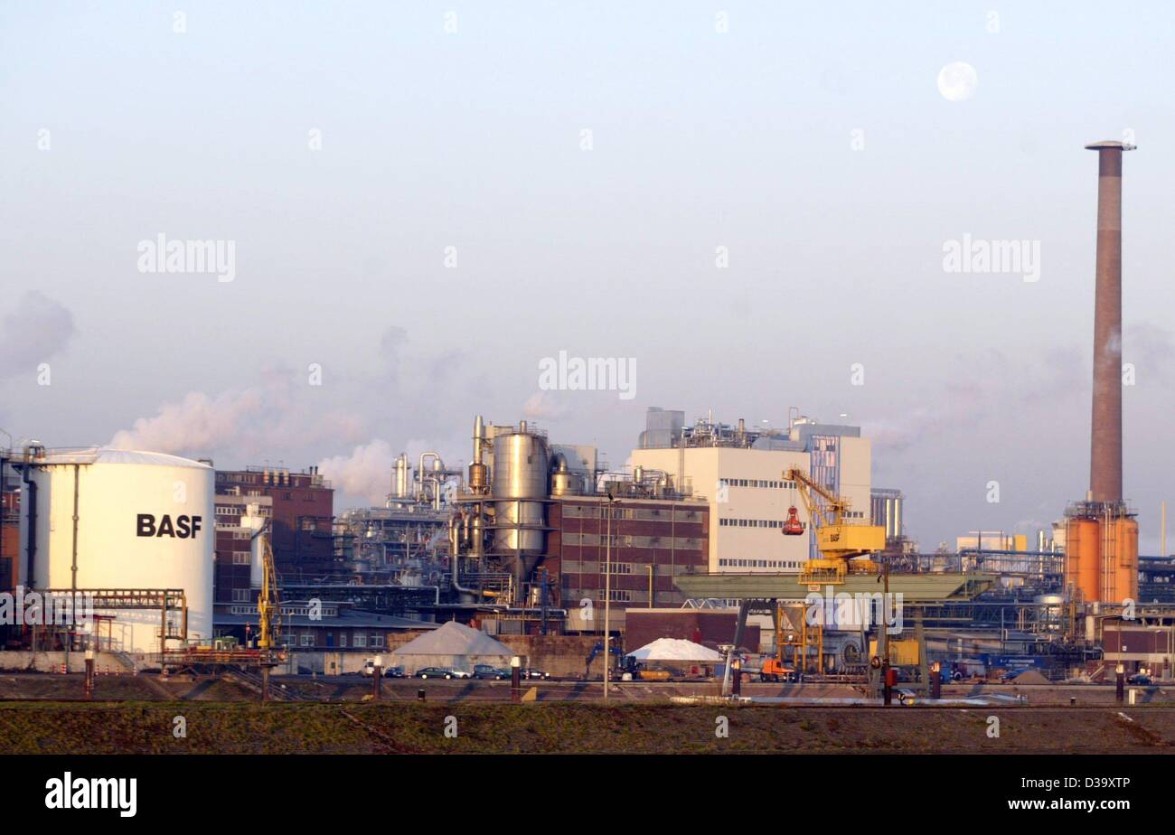 (Afp) - Une vue de l'usine de production de BASF à Ludwigshafen, Allemagne, 10 décembre 2003. Le premier groupe chimique a présenté un nouveau logo et une nouvelle stratégie le 10 décembre. Banque D'Images