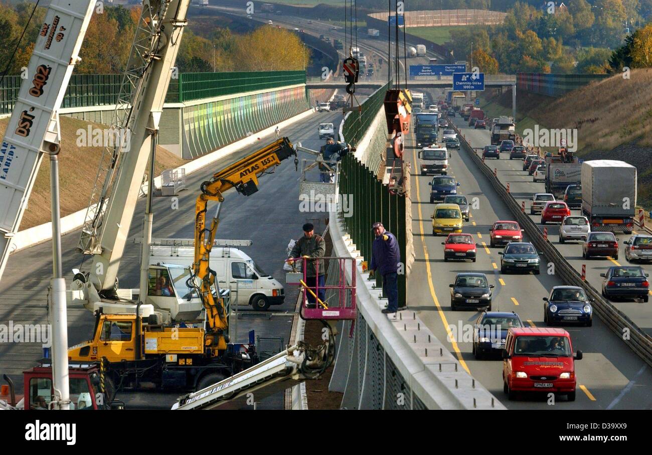 (Afp) - Sept mètres de haut murs de protection contre le bruit sont érigés entre les voies de l'autoroute entre les sorties Nord Chemnitz Chemnitz et Gloesa, Allemagne, 23 octobre 2003. La ville à six voies d'autoroute a été ouverte en novembre 2003. Banque D'Images