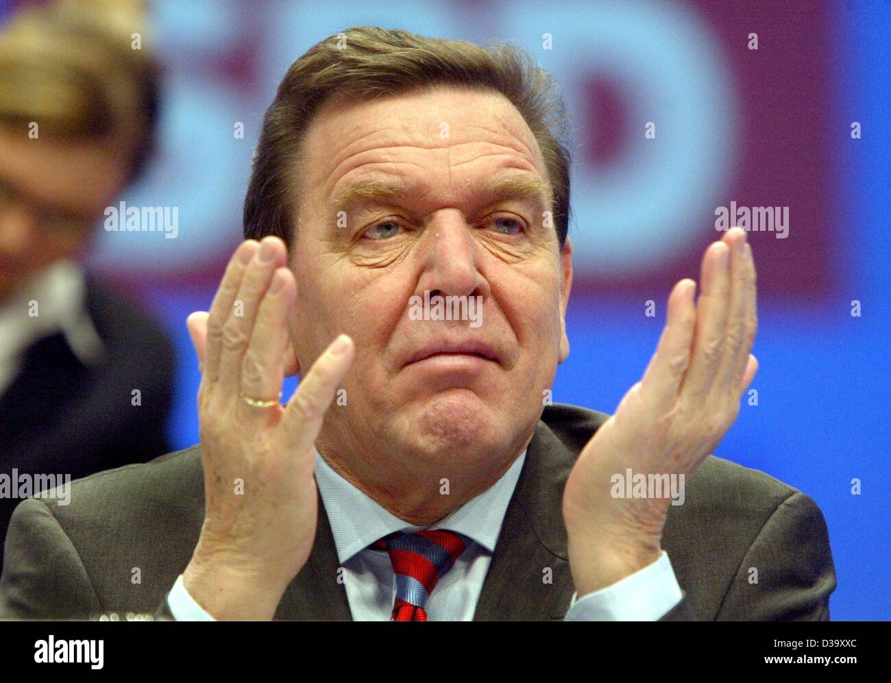 (Afp) - La Chancelière allemande, Gehard Schroeder des gestes avec ses mains au cours de la au cours de la conférence du parti SPD à Bochum, Allemagne, 18 novembre 2003. Le congrès du parti, se poursuit. Les questions clés sont concernés par le déploiement mondial de forces allemandes durant les missions de paix et la controverse bfer Banque D'Images