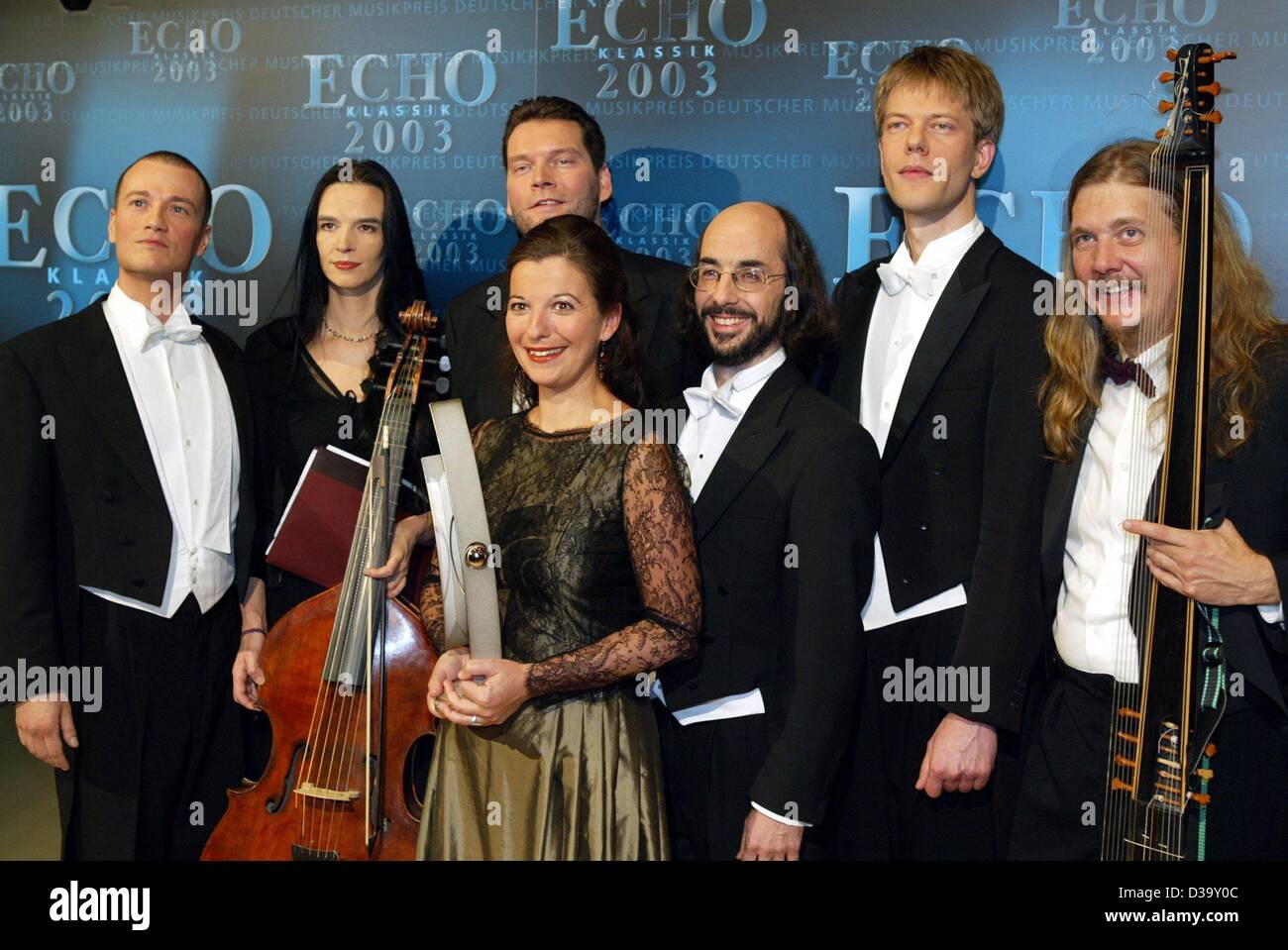 Les membres de l'ensemble Orlando di Lasso pose avec leur 'echo' award lors de la cérémonie de remise des prix classique d'Echo à Dortmund, en Allemagne, le 26 octobre 2003. Banque D'Images