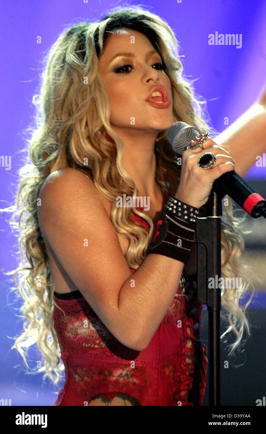 La star du pop latino Shakira ('quand, n'importe où') à partir de la Colombie-Britannique, de l'exécution dans une émission de télévision allemande, du 2.3.2002 , à Leipzig. Banque D'Images