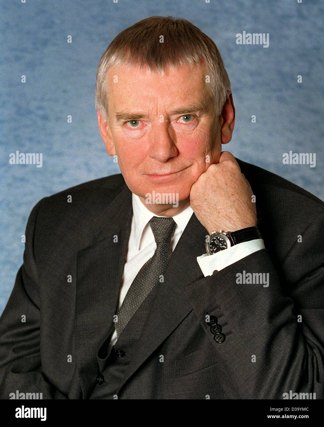 (Afp) - Le ministre allemand de l'Intérieur, Otto Schily - portrait poser de février 2002. Banque D'Images