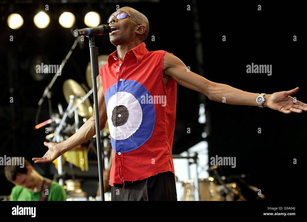 (Dpa) - Maxi Jazz, chanteur du groupe 'infidèle' fonctionne à l'open air festival "Rock am Ring" sur le Nürburgring en Allemagne, le 17 mai 2002. Environ 40000 personnes sont venues pour assister aux deux jours de concert avec des artistes de rock, pop et musique alternative. Banque D'Images