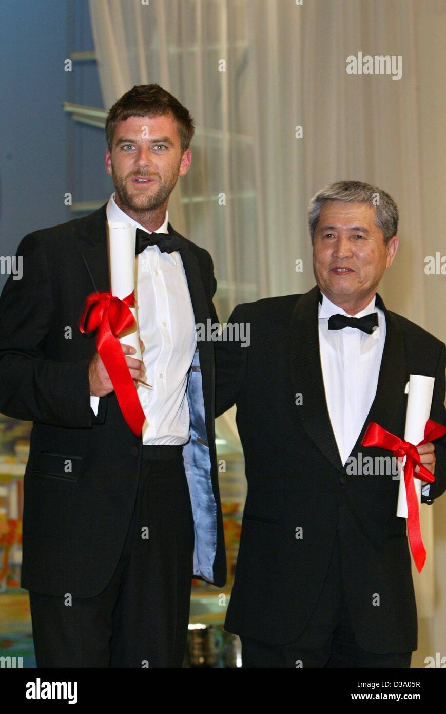 (Afp) --NOUS directeur Paul Thomas Anderson (L) et son collègue sud-coréen Im Kwon-taek posent à la cérémonie de remise des prix au 55e Festival International du Film de Cannes à Cannes, France, 26 mai 2002. Ils étaient tous deux ex-aequo décerné la Palme d'or du meilleur réalisateur, Anderson pour son film 'Punch-Drunk Lov Banque D'Images