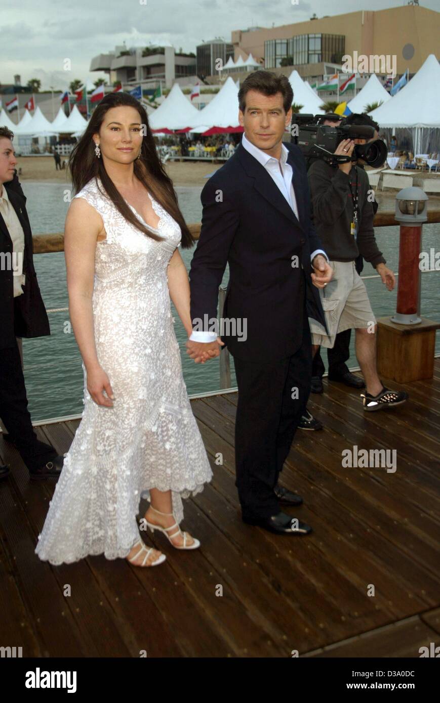 (Afp) - L'acteur irlandais Pierce Brosnan, qui joue James Bond dans le dernier 'Die Another Day', et sa femme Keely Shaye-Smith arriver lors d'une fête au cours de la 55e édition du Festival de Cannes en France, 18 mai 2002. Le personnage de film de James Bond célèbre son 40e anniversaire cette année, après avoir fait son premier pierrier Banque D'Images