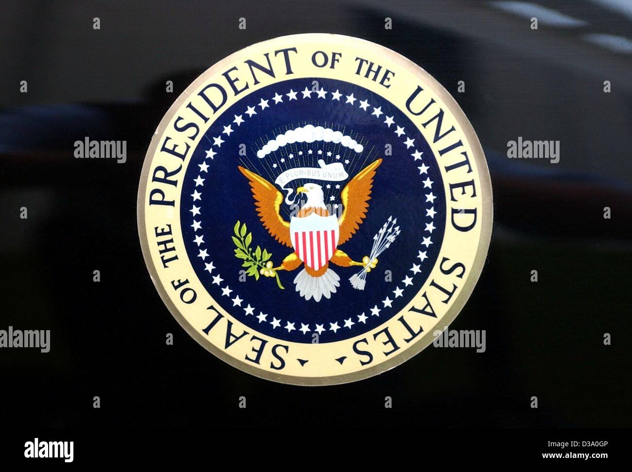 (Afp) - Le sceau présidentiel à la limousine à l'épreuve des balles du président américain Bush, (photo prise à Berlin, 23 mai 2002). Inscrire le lit 'Sceau du Président de l'United States'. Bush est venu sur une visite d'une semaine en Europe, la réception ouverte 24h séjour en Allemagne d'être son premier arrêt. La voiture est partie d'hi Banque D'Images