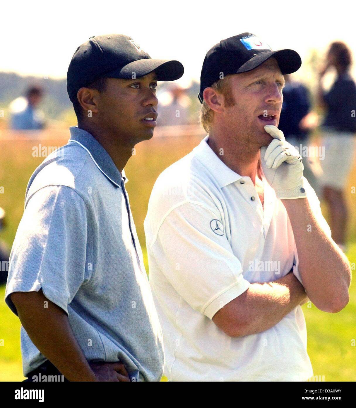 (Afp) - le champion de golf américain Tiger Woods (L) et Boris Becker (R), la star du tennis mondial allemand et collectors de golfeur, jouer un match agréable au Pro-Am-tournoi de golf à St Leon-Rot, Allemagne, 16 mai 2002. Le tournoi de golf amateur a eu lieu avant que le professionnel le "Deutsche Bank - SAP Open'. Banque D'Images
