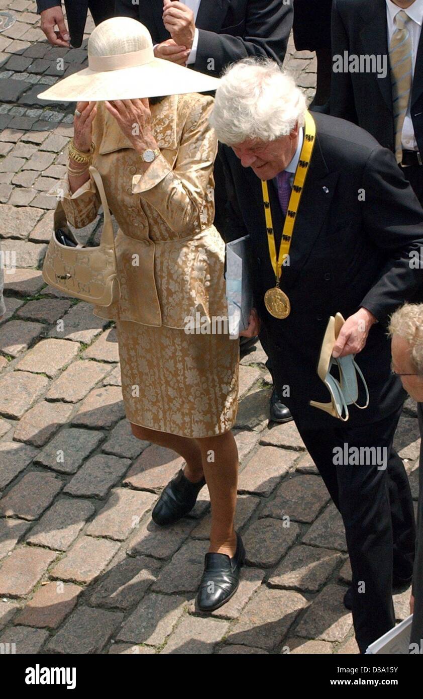 (Afp) - Le Président de la Banque centrale européenne, Wim Duisenberg, est un parfait gentleman après l'attribution de l'Charlemagne-Prize à Aix-la-Chapelle, le 9 mai 2002 : il porte les chaussures à talons hauts de sa femme Gretta Bedier de prairie et lui a donné ses propres chaussures à porter pour marcher sur les pavées de Aix-la-pa Banque D'Images