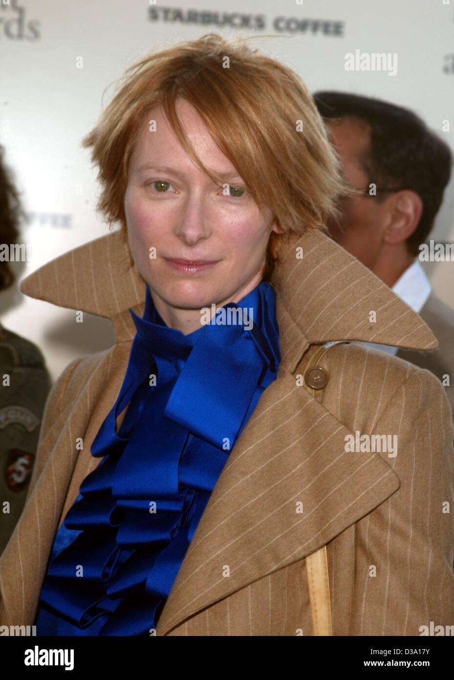 (Afp) - L'actrice britannique Tilda Swinton arrive à l'Independent Spirits Awards à Santa Monica, 23 mars 2002. Banque D'Images