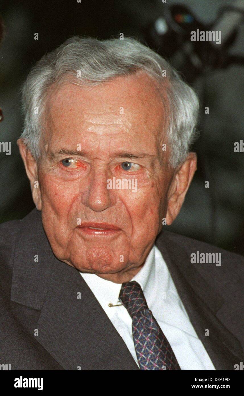 (Afp) - Ferdinand Porsche, président honoraire et fondateur de la compagnie de voiture de sport Porsche, photographié à l'usine Porsche à Stuttgart-Zuffenhausen, Allemagne, 15 juillet 1996. Banque D'Images