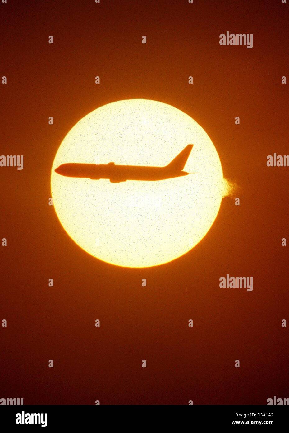 (Afp) - Un avion passe le soleil, 29 mai 1997. Banque D'Images