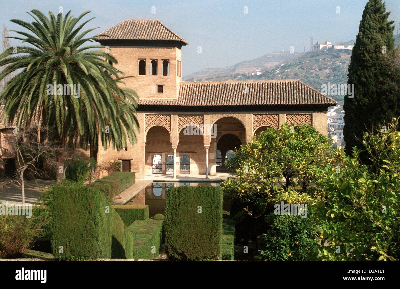 (Afp) - le parc en terrasses Jardines del Partal dans l'Alhambra de Grenade, 10 mars 2002. Le parc mène à la Tour des Dames, la Torre de las Damas, qui possède un atrium décoré de cinq arches. L'ancien palais de l'Alhambra a été fondée au xiiie siècle et a été habitée depuis 250 ans par Moo Banque D'Images