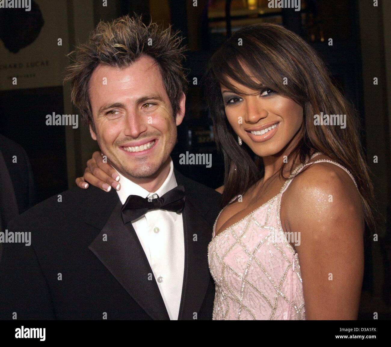 (Afp) - L'actrice américaine Traci Bingham ('Baywatch') avec son mari Rob Vialler ont été invités au bal de l'Opéra de Francfort, 23 février 2002. Banque D'Images