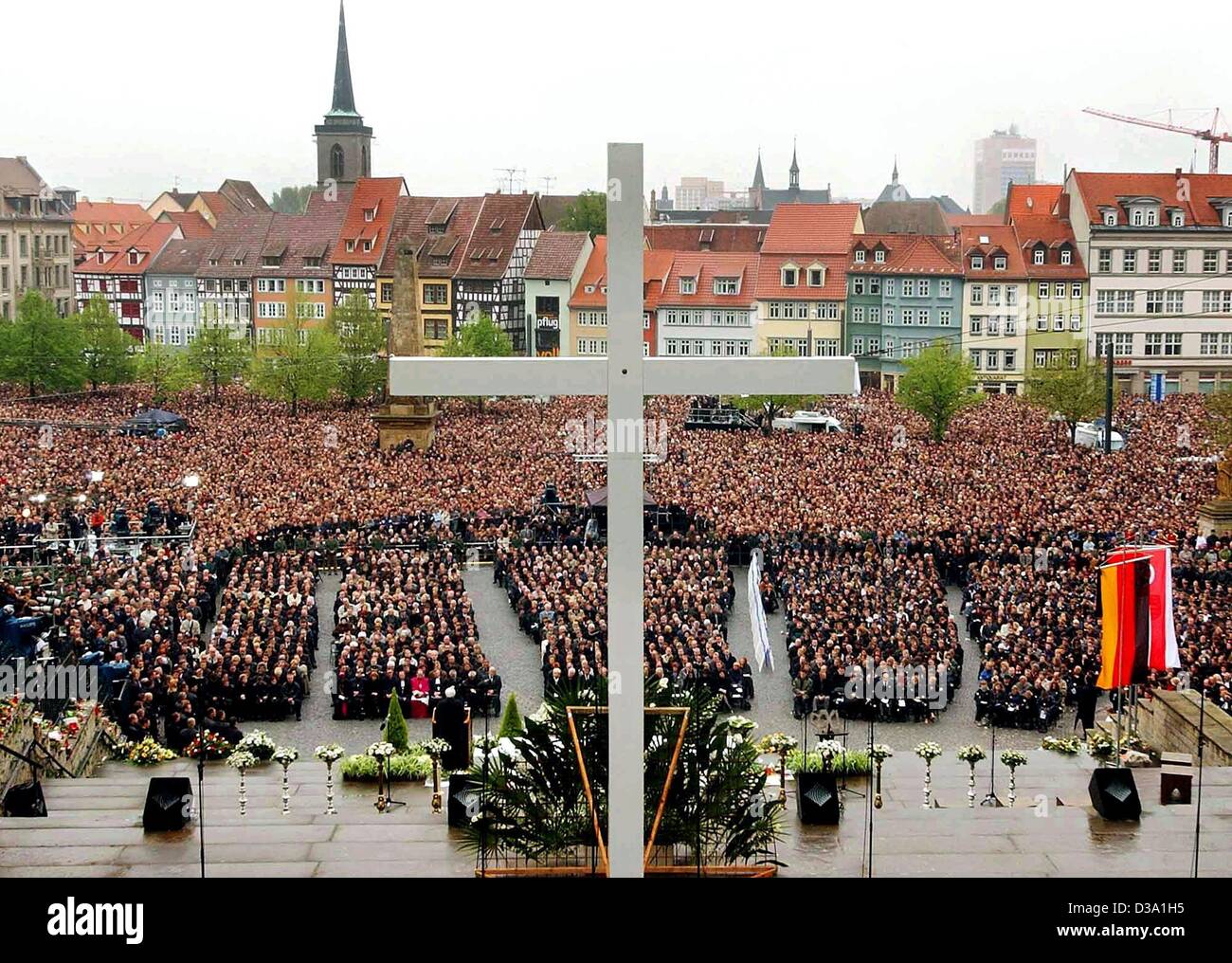 (Afp) - Des milliers de personnes fréquentent le service commémoratif pour les victimes d'une tragédie amok à Erfurt, le 3 mai 2002. Une immense croix, qui a été érigé en face de la cathédrale, donnait sur la masse du deuil. Il y a une semaine un 19-year-old amok maniac tué 16 personnes dans son ancienne école, l'Gutenber Banque D'Images