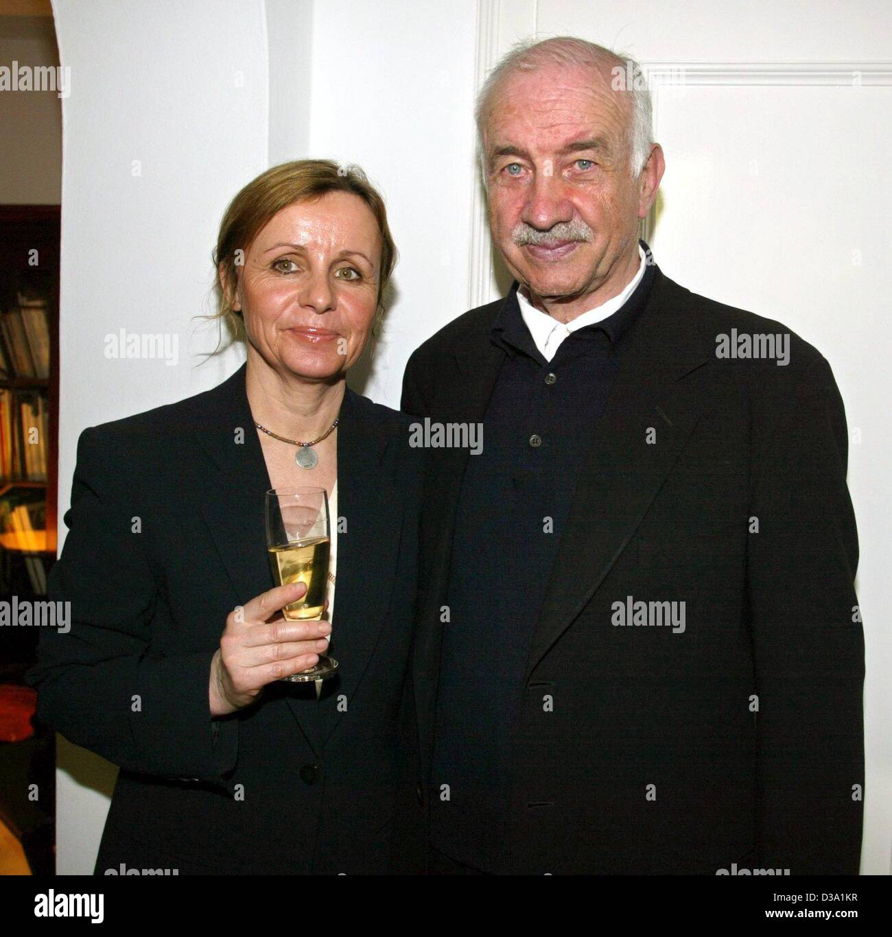 (Afp) - L'acteur allemand Armin Mueller-Stahl et son épouse Gabriele lors d'une exposition de ses peintures dans une galerie de Munich, le 15 mars 2002. Certaines des œuvres d'art ont été créés au cours de la réalisation de la série 'Die Manns' dans lequel Mueller-Stahl joue l'auteur allemand Thomas Mann. Mueller-Stahl devint internation Banque D'Images