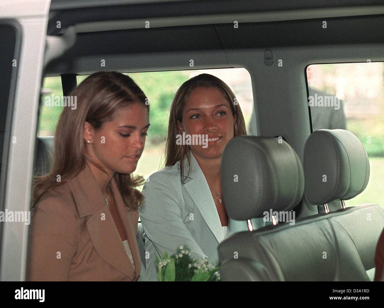 (Afp) - La Princesse Madeleine de Suède (L) arrive avec un(e) ami(e) à un concert de charité de la Fondation mondiale pour l'enfance à l'Opéra Aalto à Essen, Allemagne, 21 avril 2002. L'organisation a été fondée par sa mère il y a trois ans pour aider les enfants dans le besoin dans le monde entier. Banque D'Images