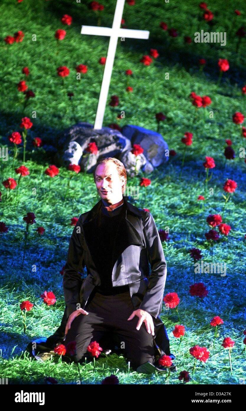 (Dpa) - Roman Trekel joue le personnage Wolfram von Eschenbach pendant la répétition de l'opéra de Richard Wagner "Tannhaeuser" dans la maison de l'opéra de Wagner à Bayreuth, Allemagne, 17 juillet 2002. Réalisé par Christian Thielemann, la nouvelle production de "Tannhaueser" avec mise en scène et mise en scène par Philip Banque D'Images