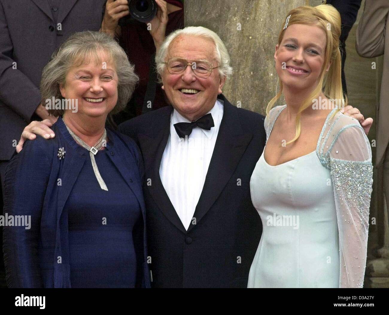 (Dpa) - Wolfgang Wagner (C), petit-fils du célèbre compositeur Richard Wagner, son épouse, Gudrun (L) et sa fille Katharina (R) arrivent pour l'ouverture du 91e Festival de Bayreuth dans l'Opéra de Richard Wagner à Bayreuth, Allemagne, 25 juillet 2002. Une nouvelle production de l'opéra de Wagner "Tannhaeu Banque D'Images