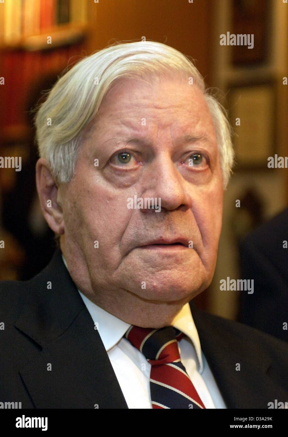 (Dpa) - Helmut Schmidt, ancien chancelier de l'Allemagne de l'Ouest et à l'éditeur du journal allemand 'Die Zeit', illustré au cours de la 80ème anniversaire de l'ancien chef de la comité du Moyen-Orient de l'Internationale Socialiste (SPD), Hans-Juergen Wischnewski à Cologne le 24 juillet 2002. Banque D'Images