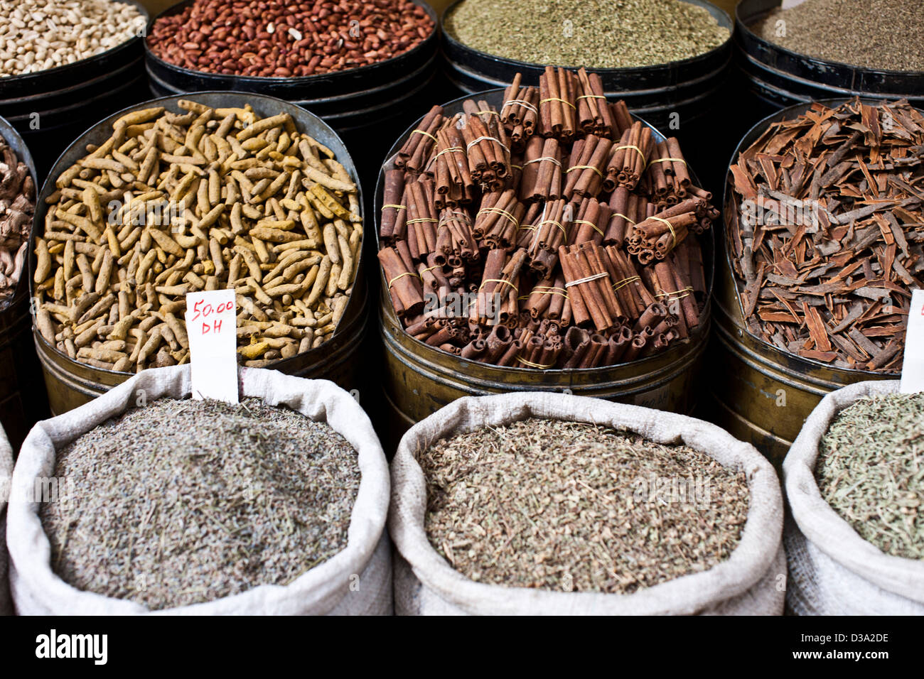 La nourriture pour la vente au souk, Marrakech, Maroc Banque D'Images