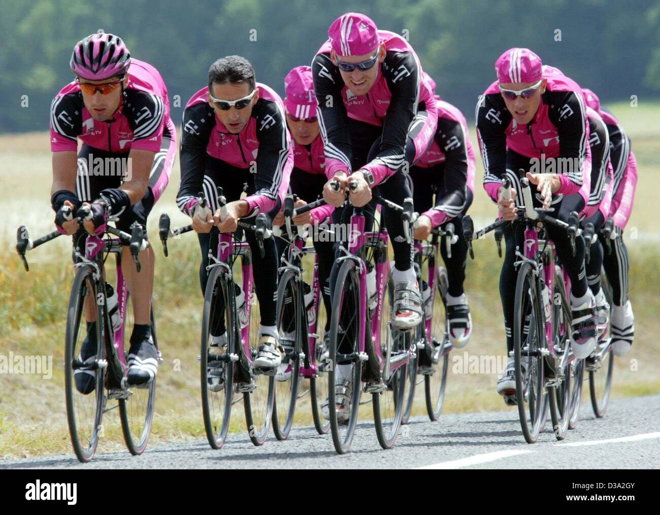 (Afp) - à partir de la L-R US Bobby Julich, l'Italien Giuseppe Guerini, les Allemands Rolf Aldag et Erik Zabel et Kevin Livingston en action pendant une session de formation à Epernay, le 4 juillet 2002, avant le 89e Tour de France. Le premier événement cycliste débutera à Luxembourg, le 6 juillet 2002. Banque D'Images