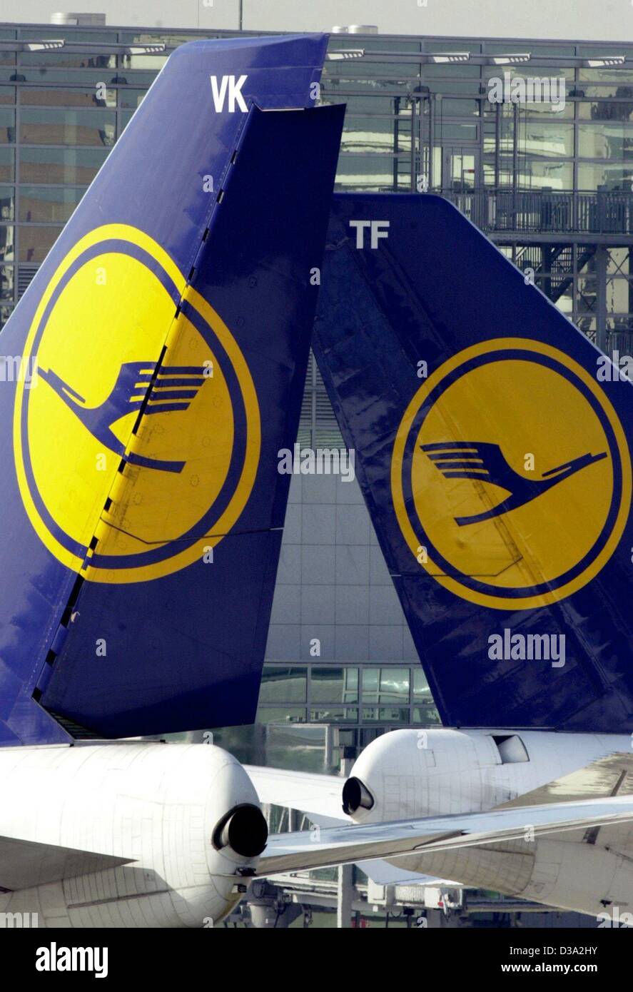 (Afp) - l'arrière par deux avions de la Lufthansa allemande arrière debout sur la piste de l'aéroport de Francfort, Allemagne, 12 mars 2002. Banque D'Images