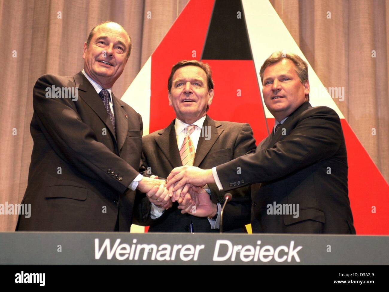 (Afp) - à partir de la L-R Le président français Jacques Chirac, le chancelier allemand Gerhard Schroeder et le président polonais Aleksander Kwasniewski se serrer la main lors d'une conférence de presse après leur rencontre 'Triangle de Weimar' (logo à l'avant) à Neustadt, Allemagne, 27 février 2001. Banque D'Images