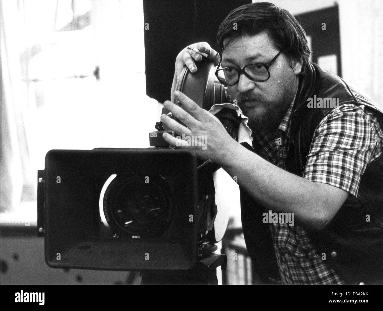 (Dpa) - Rainer Werner Fassbinder, cinéaste et producteur allemand, que l'on voit derrière la caméra lors du tournage de 'Lola' sur l'emplacement à Munich, 14 mai 1981. Né le 31 mai 1945 à Bad Woerrishofen Fassbinder est venu à la renommée internationale avec des films comme 'Katzelmacher' (1969), 'Avertissement vor Banque D'Images