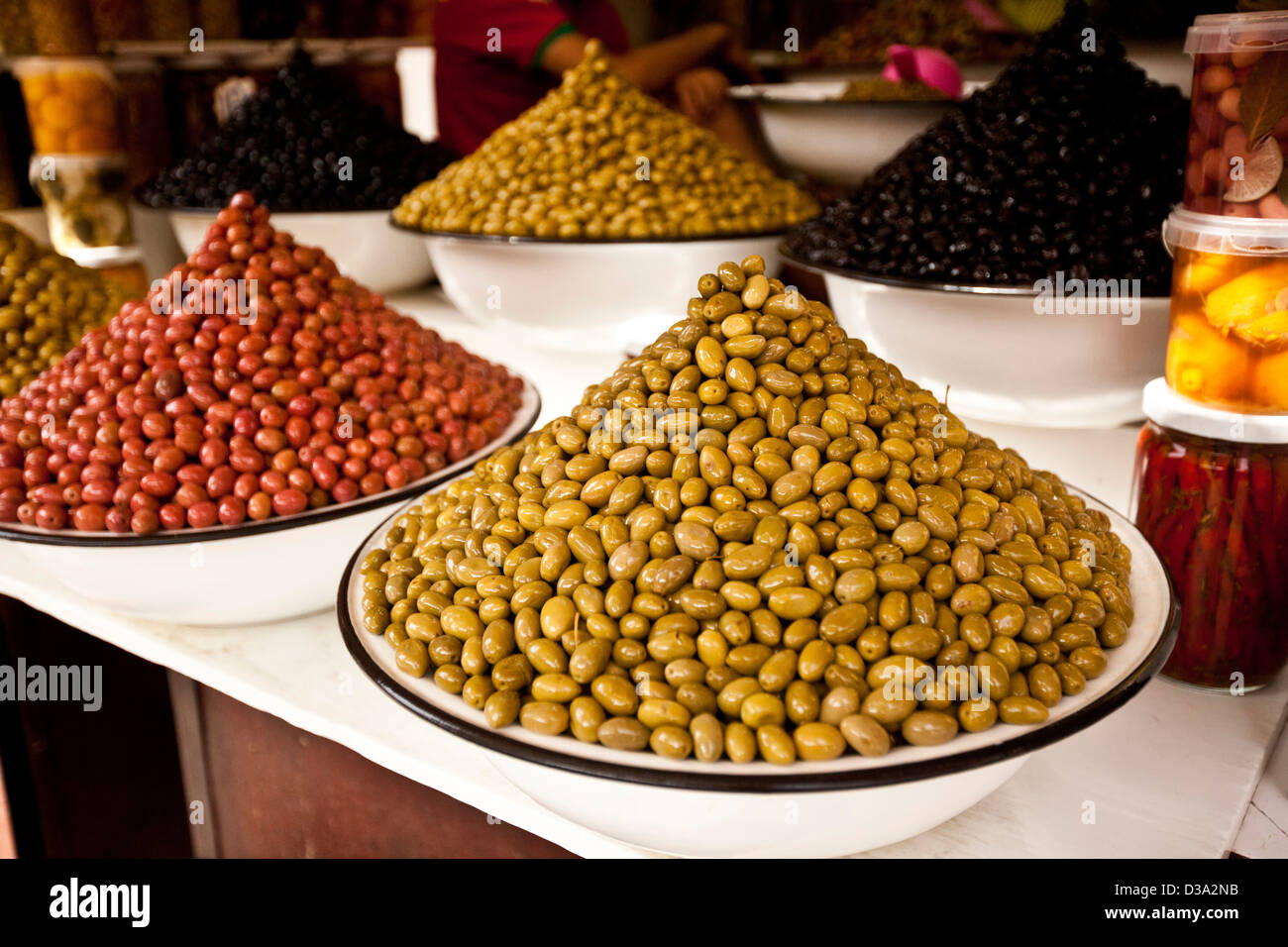 Olives pour vente au souk, Marrakech, Maroc Banque D'Images