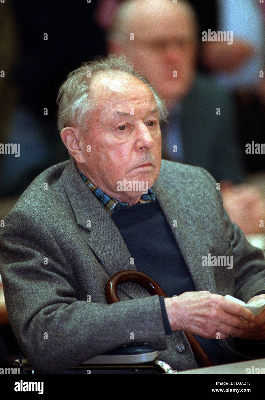 (Dpa) - Erich Mielke, ancien ministre de la sécurité nationale (Staatssicherheit) en RDA, photographié pendant sa détention dans Berlin, 11 mars 1992. En 1993 Mielke a été condamné à six ans de prison pour deux meurtres qu'il avait commis en 1931, mais publié en 1995. Il est décédé le 21 mai 20 Banque D'Images