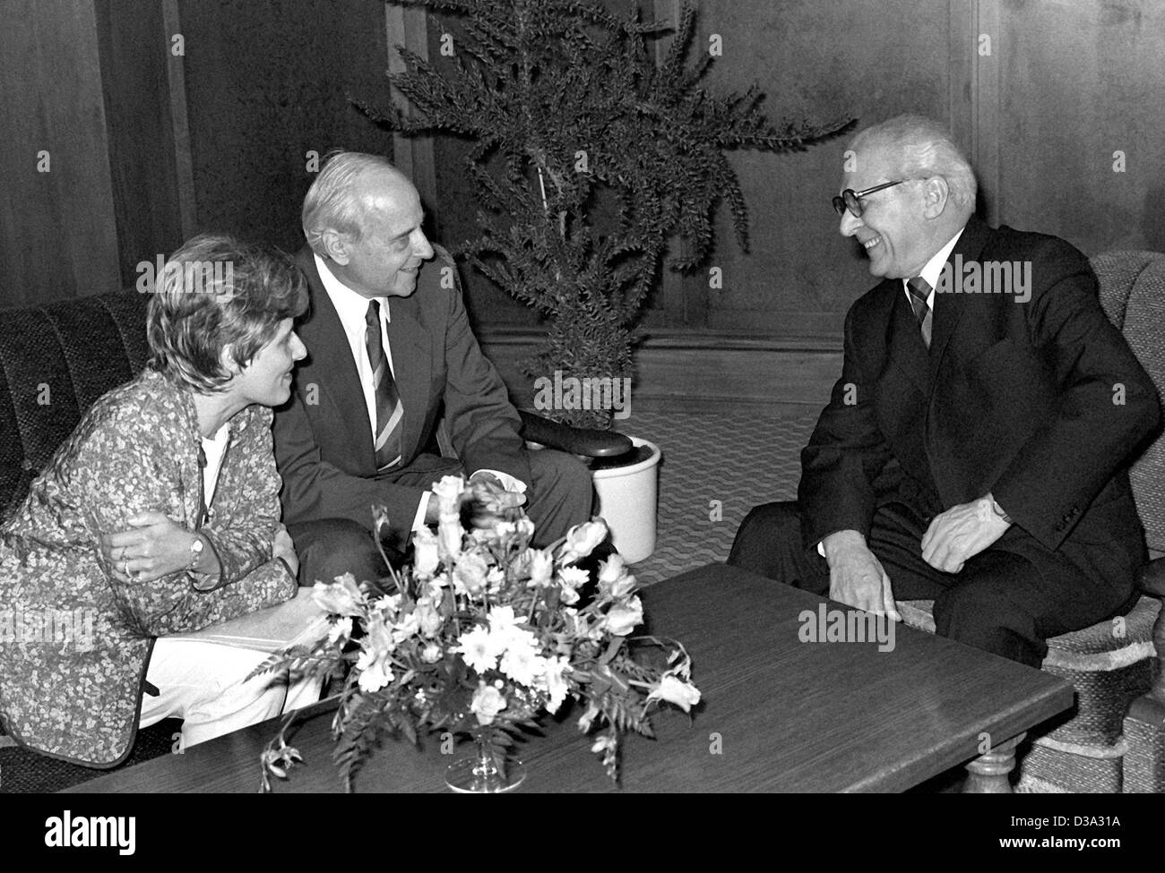 (Dpa) - Erich Honecker (R), puis chef de l'état de la République démocratique allemande, discute avec les politiciens verts ouest-allemande Petra Kelly (L) et Gert Bastian au cours d'une visite de travail à Bonn, Allemagne, le 8 septembre 1987. C'était la première visite d'un chef de l'Etat de l'Allemagne de l'Ouest. Banque D'Images