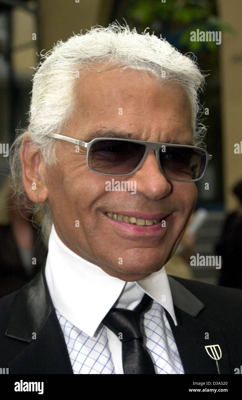 (Afp) - Le créateur de mode Karl Lagerfeld, représenté à Munich, 17 juillet 2002. Banque D'Images