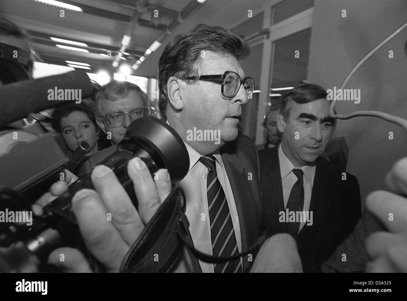 (Dpa) - Philipp Jenninger, alors président du parlement allemand, est entouré par des journalistes avant sa démission à Bonn, l'Allemagne de l'Ouest, le 11 novembre 1988, dans l'arrière-plan puis président de l'Union chrétienne-démocrate (CDU), Theo Waigel. Jenninger son discours sur le 50e anniversa Banque D'Images