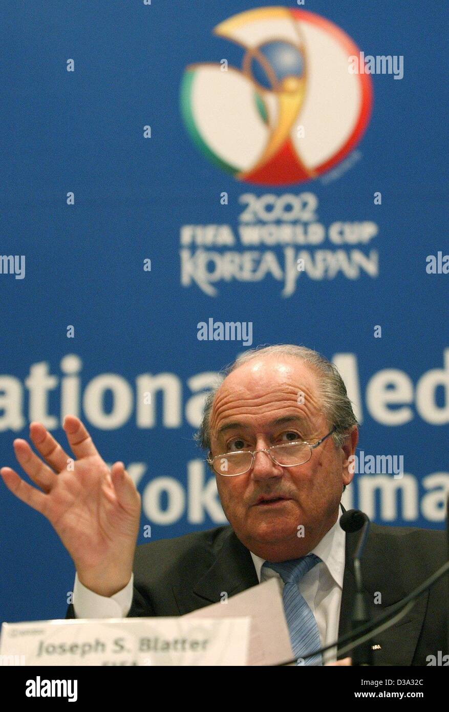 (Afp) - Le Président de la FIFA Joseph Blatter répond aux questions lors d'une conférence de presse à Yokohama, Japon, 28 juin 2002. Banque D'Images