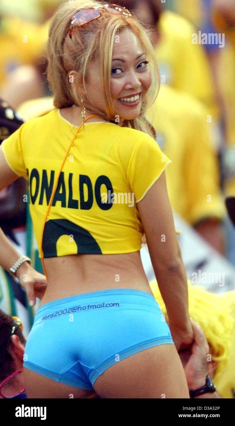 (Afp) - un fan de football brésilien Ronaldo vêtu d'un tricot-attend le début de la finale de la Coupe du Monde de la FIFA, s'opposant à l'Allemagne et le Brésil à Yokohama, Japon, 30 juin 2002. Le match s'est terminé 2:0 pour le Brésil, le Brésil étant un nombre record de cinq fois champion du monde et l'Allemagne de gagner la 2e place. Banque D'Images