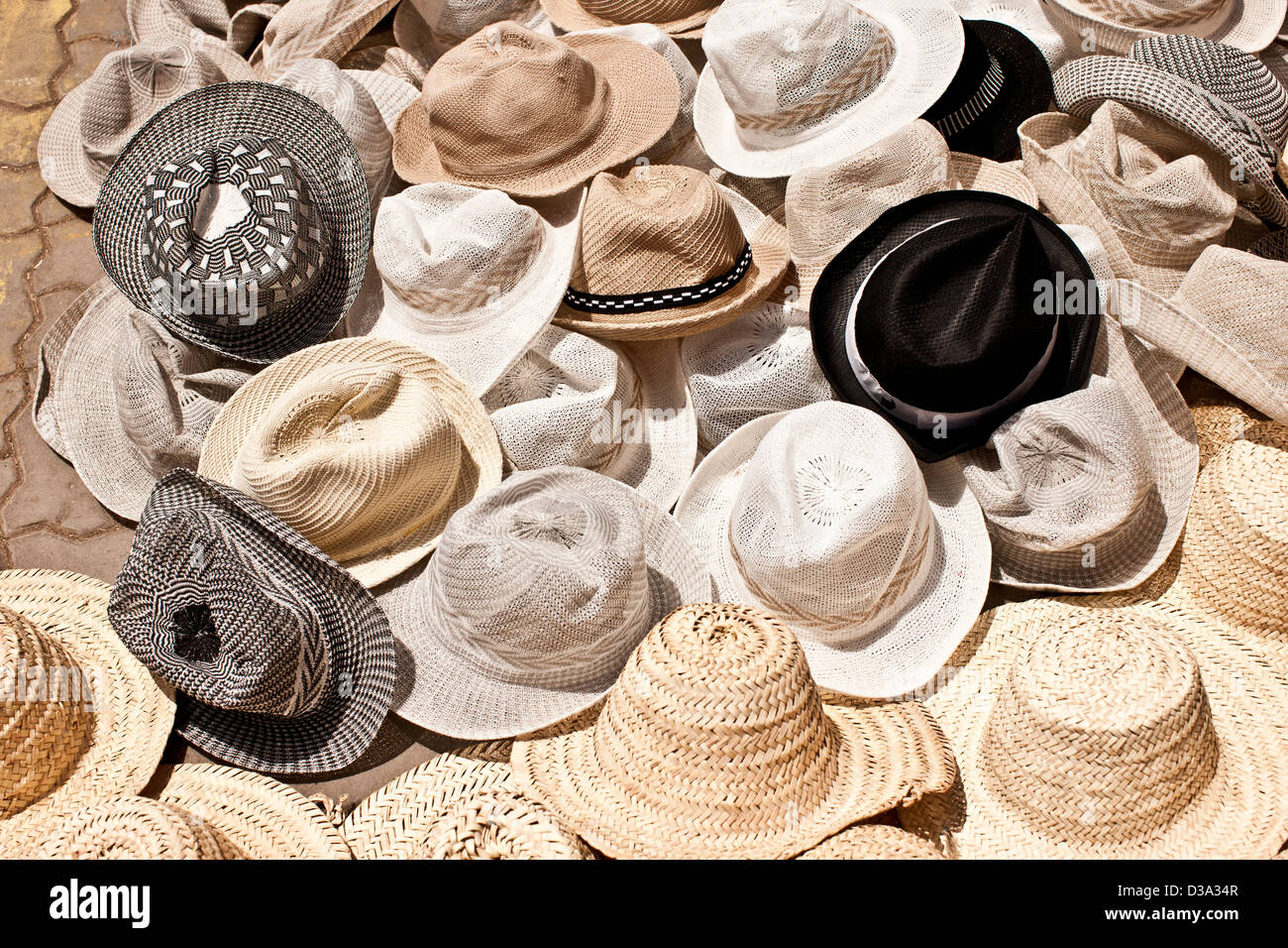 Chapeaux pour vente au souk, Marrakech, Maroc Banque D'Images