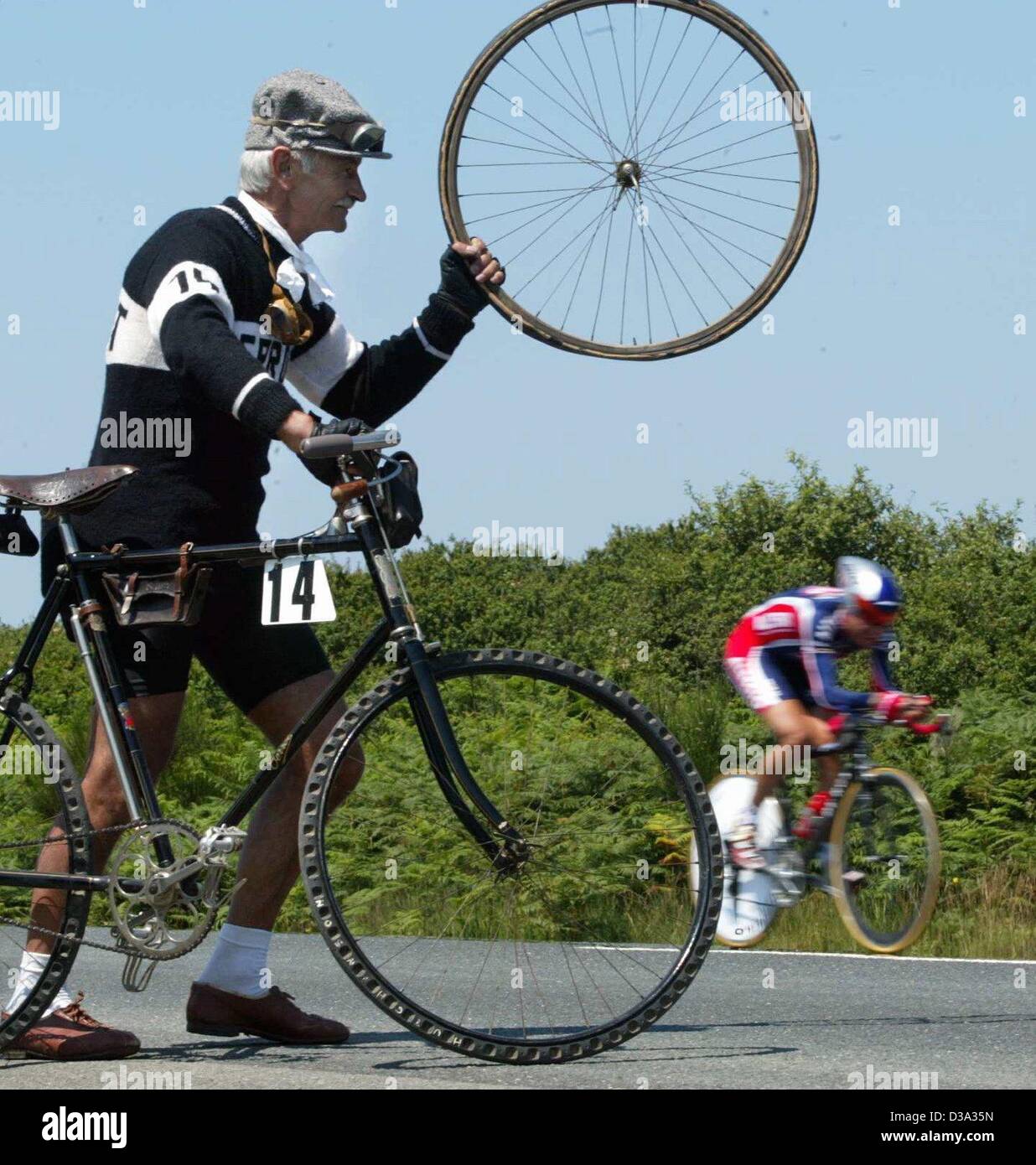 (Afp) - Un ancien combattant cycliste avec son vélo à 1914 est considéré au cours de la 9e étape du Tour de France de Lanester à Lorient, le 15 juillet 2002. Banque D'Images