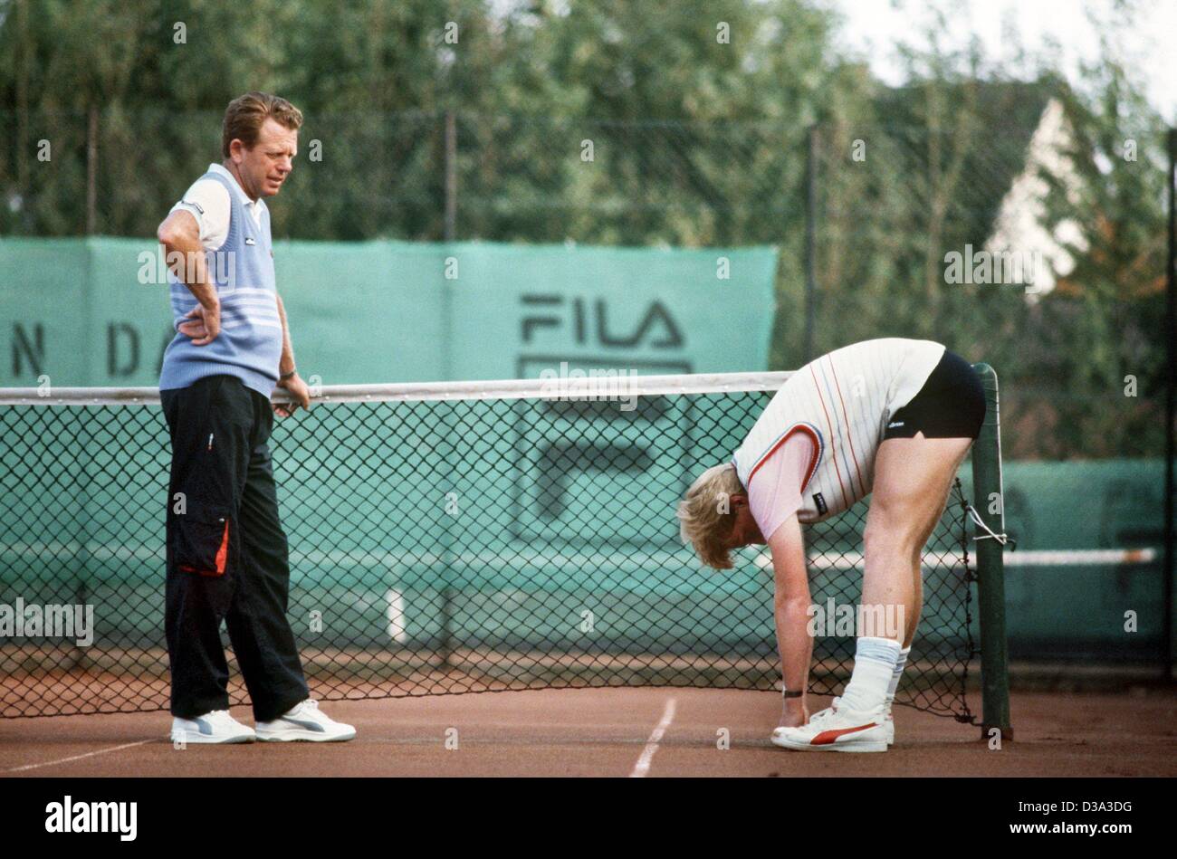 (Afp) - La star du tennis allemand Boris Becker s'étend pendant une séance de formation avec son entraîneur sur Bosch Guenter un court de tennis, en 1986. Banque D'Images