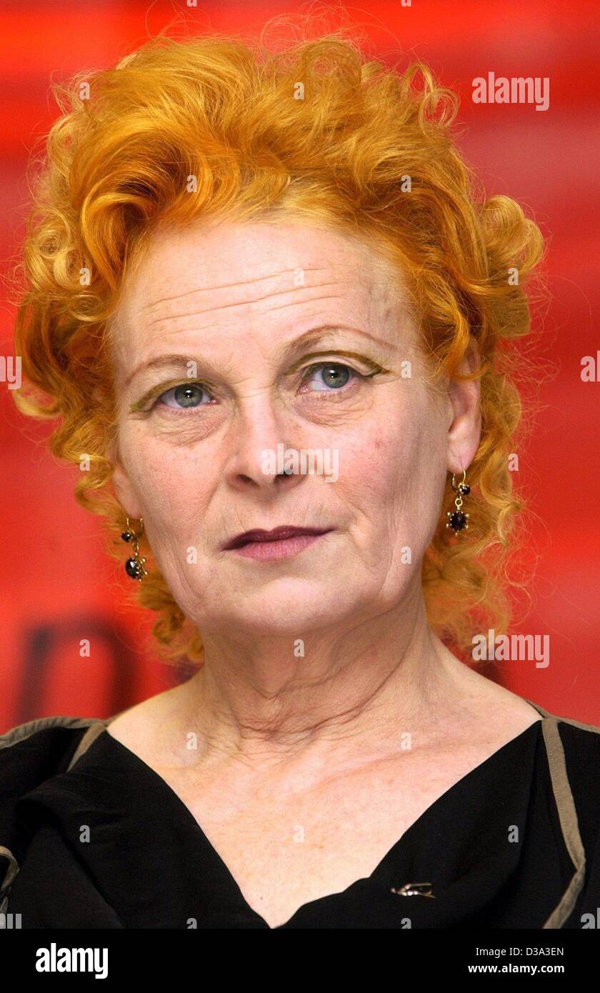 (Afp) - créatrice de mode britannique Vivienne Westwood, représenté à Berlin, 7 juin 2002. Westwood enseigne la mode à l'Université des Arts de Berlin depuis 1993. Les 7 et 8 juin ses élèves présenteront leurs œuvres. En raison de son amour de la mode des vêtements modernes et la plupart de ses dessins de costumes sont inspirés Banque D'Images