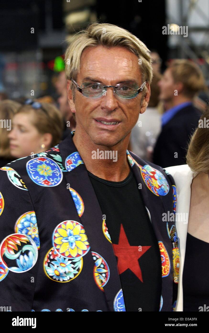(Afp) - L'Allemand Wolfgang Joop designer star arrive dans le centre Sony à venir de la première européenne du film "Men in Black II" à Berlin, le 11 juillet 2002. Banque D'Images