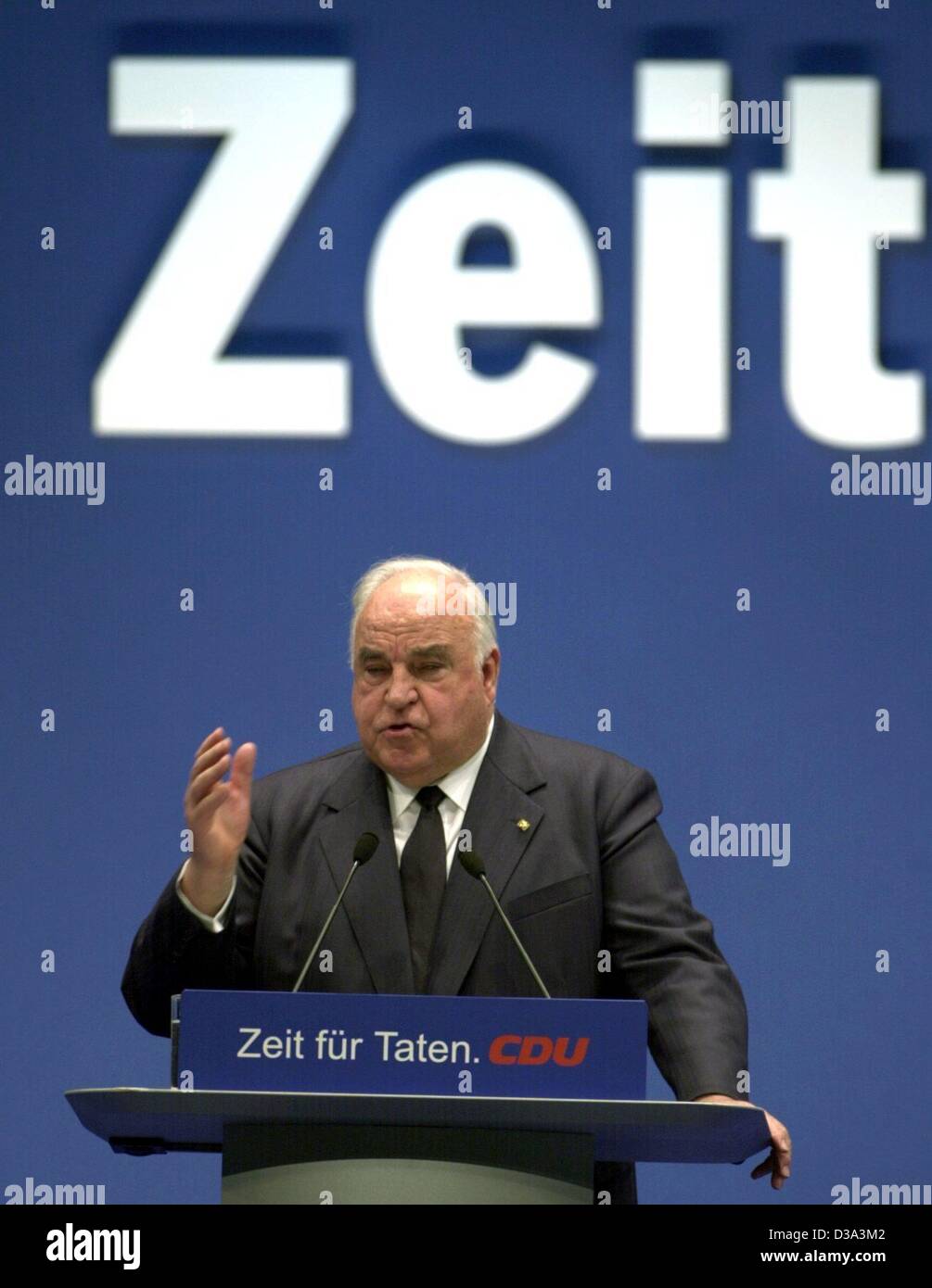 (Afp) - Helmut Kohl, ancien chancelier de l'Allemagne et l'ancien président du Parti chrétien démocrate CDU, parle sous le mot "Zeit" (temps) au cours d'un congrès du parti CDU à Francfort, 17 juin 2002. Le slogan sur son pupitre lit 'temps de l'action. CDU.' Kohl a annoncé à l'appui de son parti au cours de Banque D'Images