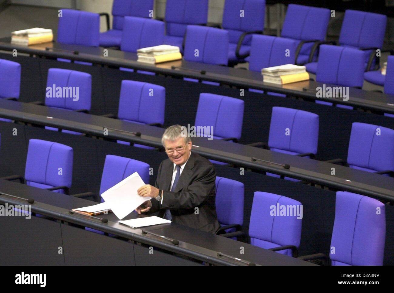 (Dpa) - Otto Schily, ministre allemand de l'intérieur, se trouve dans le plenum déserte dans le Bundestag allemand, le 13 décembre 2001. Banque D'Images