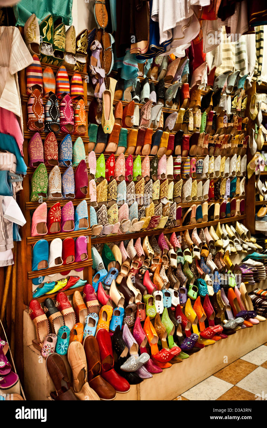 Des chaussures pour la vente au souk, Marrakech, Maroc Banque D'Images