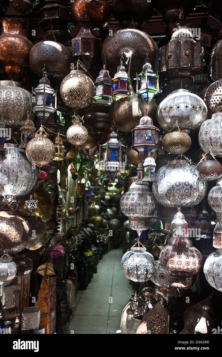 Lampes à huile à vendre au souk, Marrakech, Maroc Banque D'Images