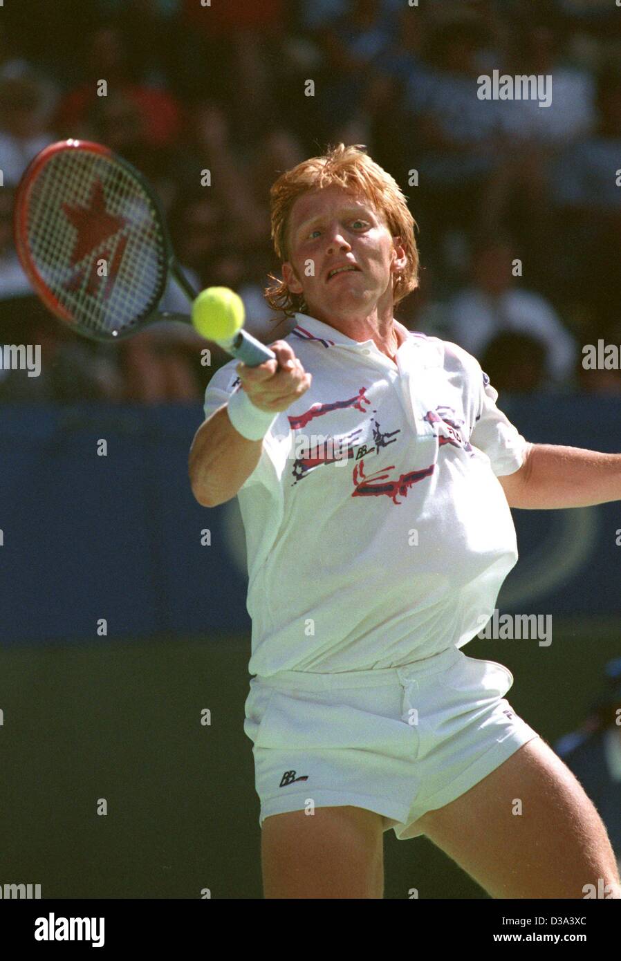(Afp) - La star du tennis allemand Boris Becker renvoie une balle pendant la finale de l'Open d'Australie à Melbourne, Australie, 27 janvier 1991. Banque D'Images