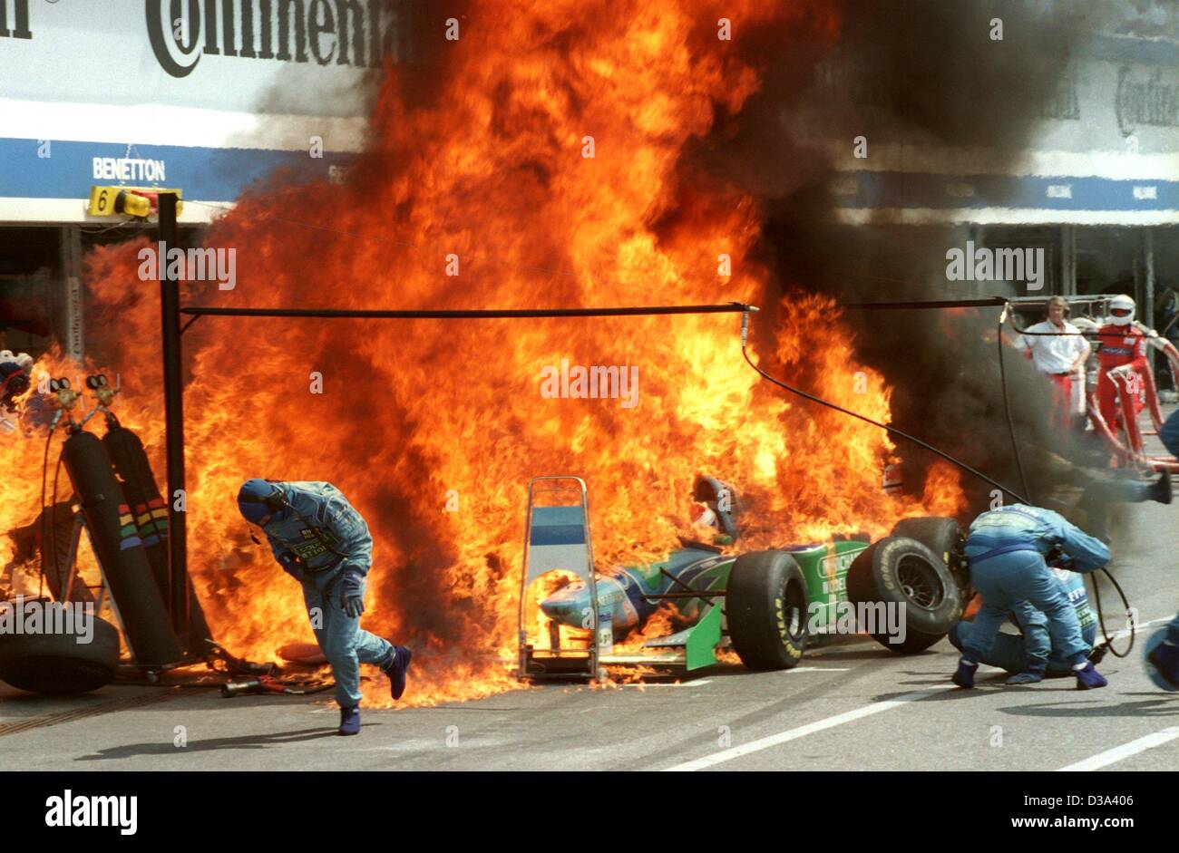 (Afp) - La voiture de course, le néerlandais Jos Verstappen pour pilote de Formule 1 Benetton-Ford, a pris feu lors d'un pit stop au Grand Prix d'Allemagne sur l'anneau d'Hockenheim, le 31 juillet 1994. La cause a été déversé du carburant qui enflammée. Verstappen et quatre mécaniciens ont subi des brûlures légères au visage. Banque D'Images