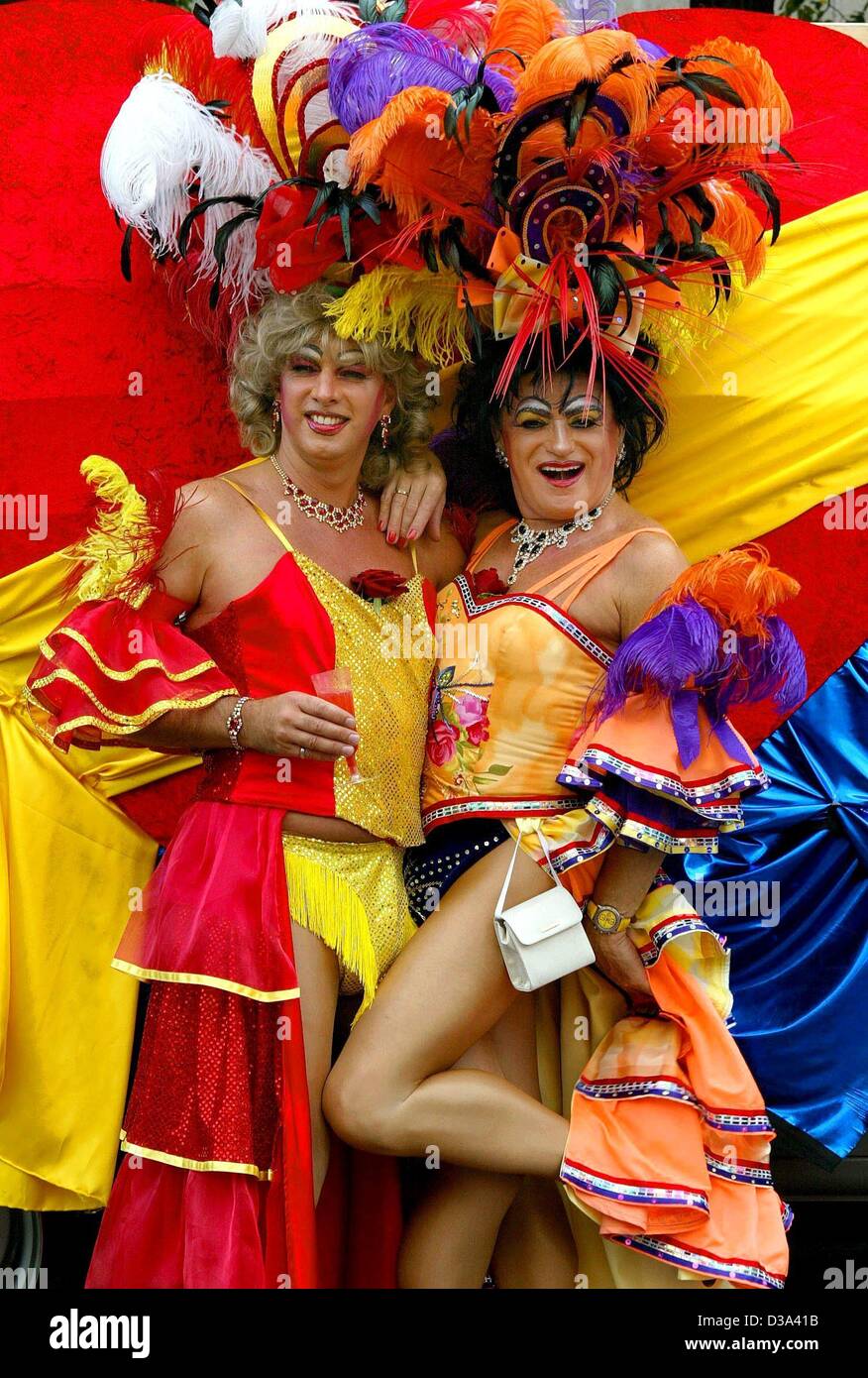 (Afp) - Deux participants dans des costumes aux couleurs flashy poser pendant la parade Europride à Cologne, le 7 juillet 2002. Le défilé faisait partie des trois semaine gay festival 'l'Europride" à Cologne. Banque D'Images