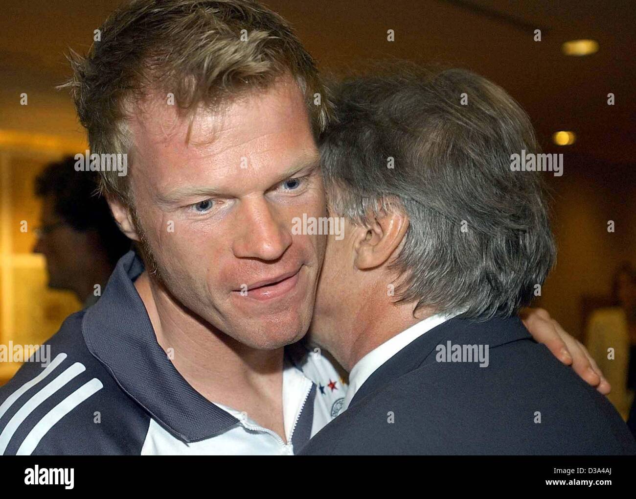 (Afp) - triste le gardien de but allemand Oliver Kahn (L) est consolé par son père après la défaite en finale de la Coupe du Monde de la FIFA, s'opposant à l'Allemagne et le Brésil à Yokohama, Japon, 30 juin 2002. Le match s'est terminé 2:0 pour le Brésil, le Brésil étant un nombre record de cinq fois champion du monde. Banque D'Images