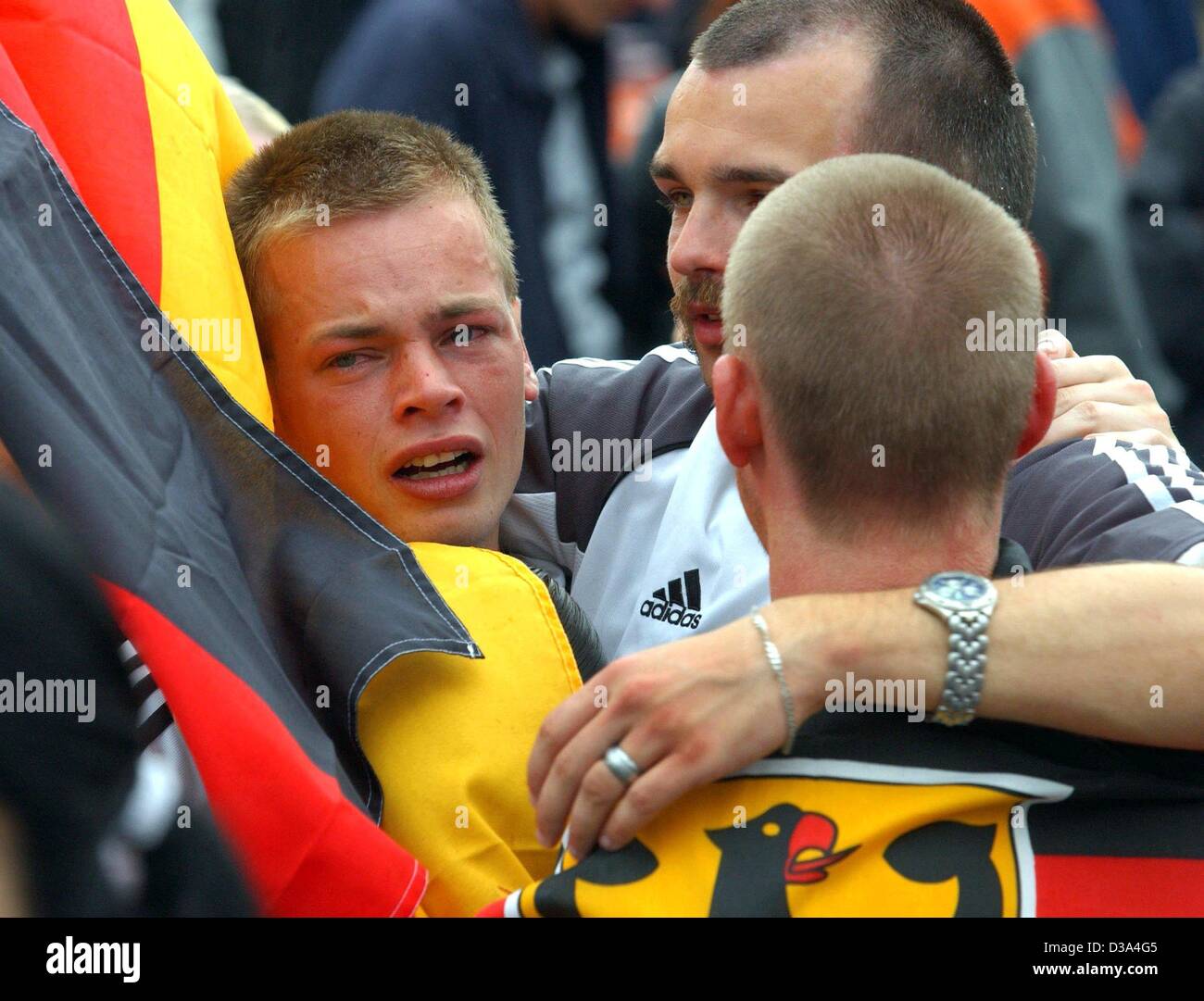 (Afp) - triste des partisans de l'équipe de football allemande réclament à Duesseldorf, Allemagne, 30 juin 2002. Le Brésil a battu l'Allemagne 2:0 dans la finale de la Coupe du Monde de la FIFA à Yokohama, Japon, devenant un enregistrement cinq fois champion du monde. Banque D'Images