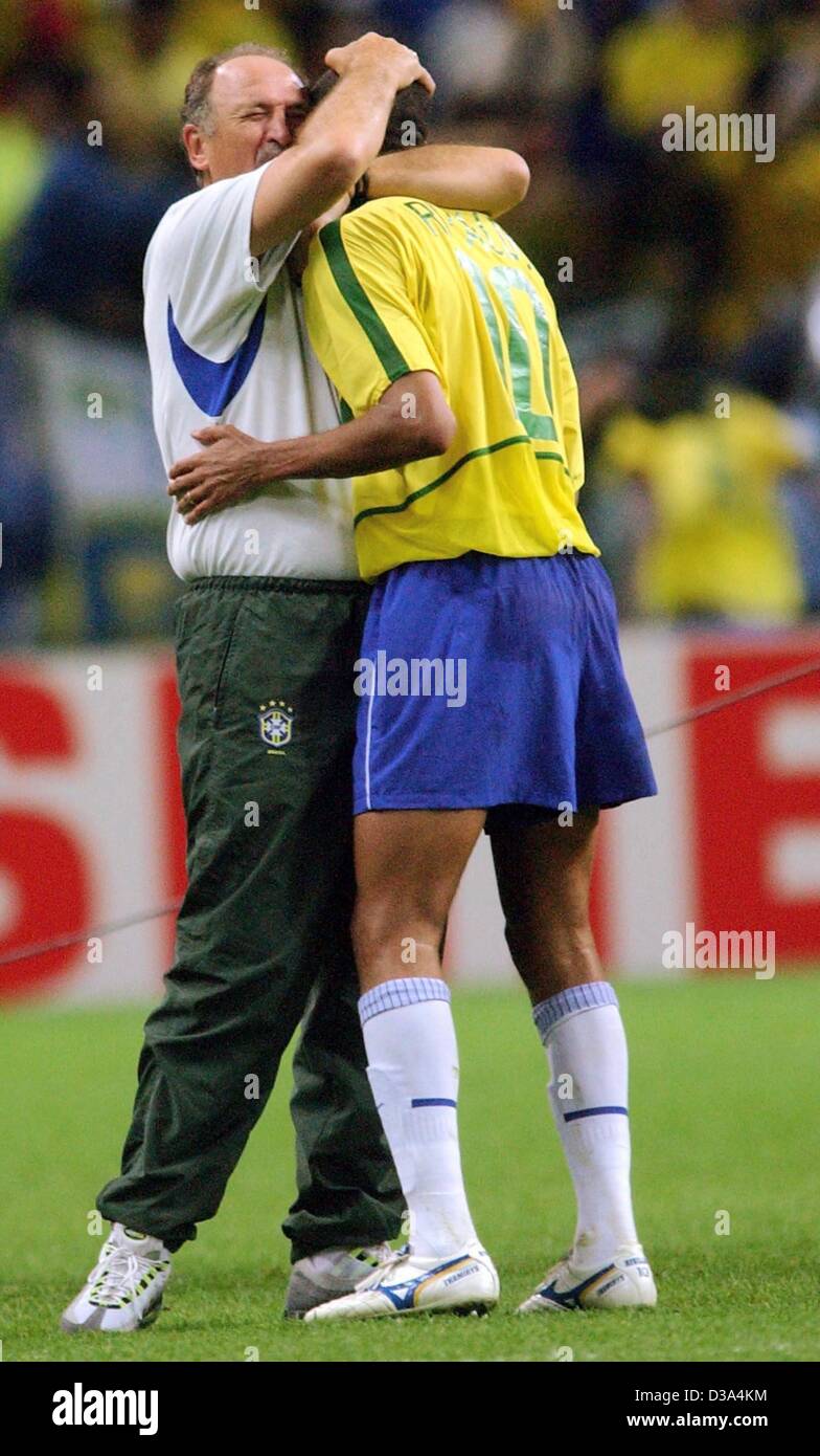 (Afp) - L'entraîneur brésilien Luis Felipe Scolari (L) hugs Rivaldo après avoir remporté la demi-finale de la Coupe du Monde à Saitama, Japon, le 26 juin 2002. Le match s'est terminé 1:0 pour le Brésil, qui est qualifié pour la 7ème fois pour la finale de la Coupe du monde. Banque D'Images